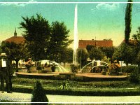 Fontana u petrinjskom parku Šetalište, 1913, sa skulpturama dječaka s kornjačama, rad kipara Ferde Ćusa, snimljeno 1914 godine